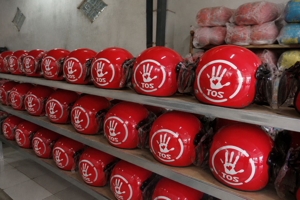 Helm branding perusahaan untuk kampanye pemasaran dan promosi