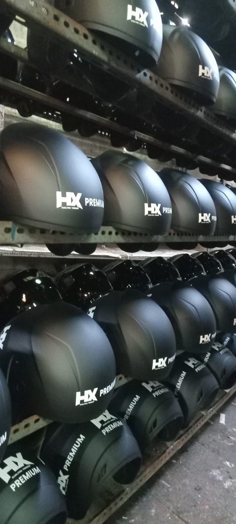 Produksi helm custom logo perusahaan untuk kebutuhan merchandise corporate.
