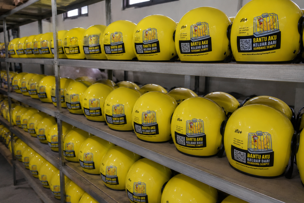 Proses produksi helm custom perusahaan di PT Mitra Branding Indonesia untuk kebutuhan merchandise corporate, event, dan branding perusahaan di Bandung.