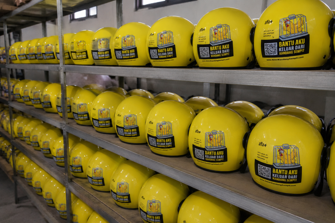 Proses produksi helm custom perusahaan di PT Mitra Branding Indonesia untuk kebutuhan merchandise corporate, event, dan branding perusahaan di Bandung.