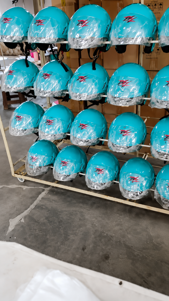 Quality control helm custom perusahaan sebelum pengiriman.
